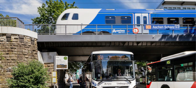 Ein Bild, Das Draußen, Fahrzeug, Landfahrzeug, Text Enthält 01